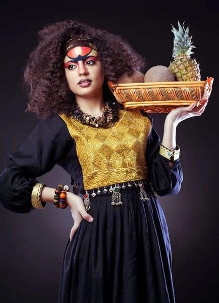 Hermosa mujer africana con una cesta de fruta — Foto de Stock