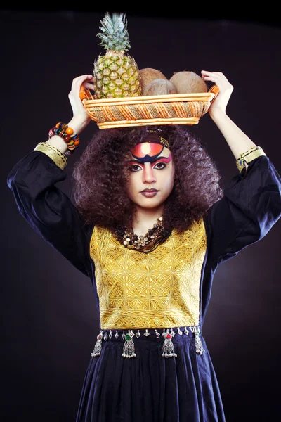 Hermosa mujer africana con una cesta de fruta — Foto de Stock