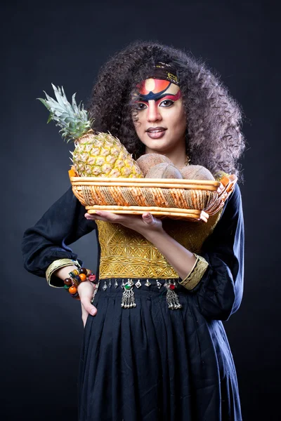 Hermosa mujer africana con una cesta de fruta — Foto de Stock