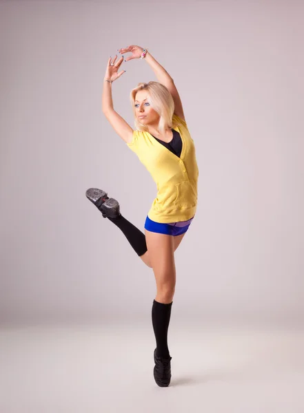 Bailarina de ballet moderna bailando sobre el fondo blanco del estudio —  Fotos de Stock