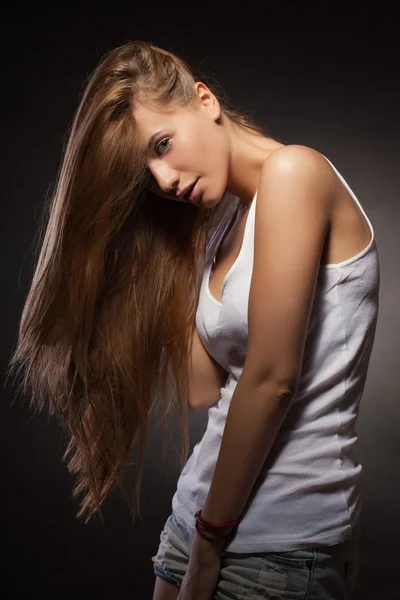 Hermoso cabello, retrato de una joven — Foto de Stock