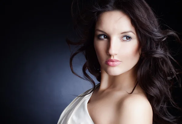 Closeup portrait of glamour young girl with beautiful long hair — Stock Photo, Image