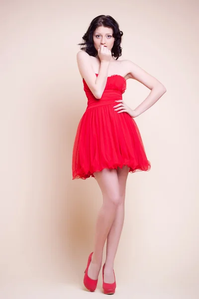 Portret van een jong meisje in een rode jurk — Stockfoto