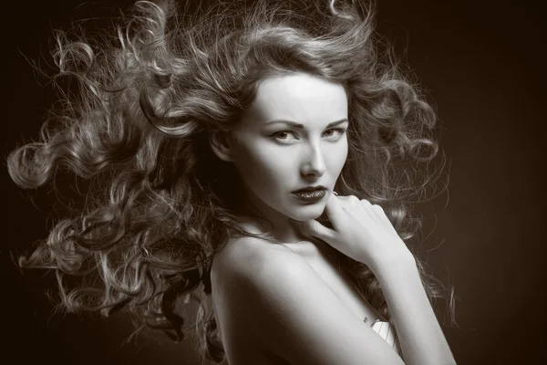 Портрет гламурной молодой девушки с красивыми длинными волосами — стоковое фото