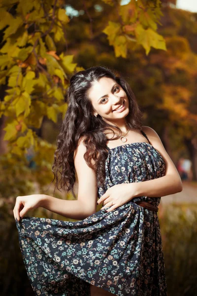 Herbst Porträt der schönen indischen jungen Mädchen — Stockfoto