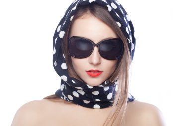 güzel ve güneş gözlüğü, yakın çekim portre, stüdyo çekim kız moda