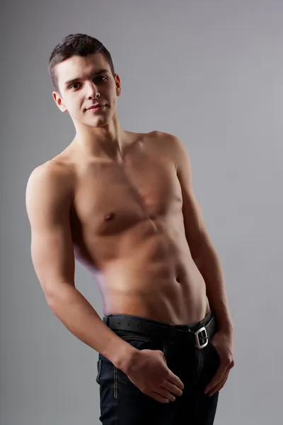 Muscular jovem sexy nu homem no estúdio — Fotografia de Stock