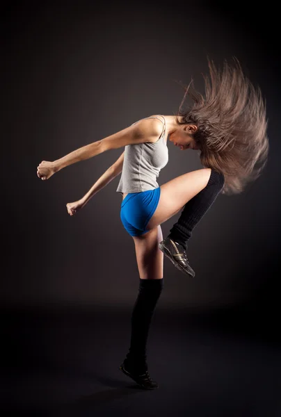 Nowoczesne tancerz taniec tło czarne studio — Zdjęcie stockowe
