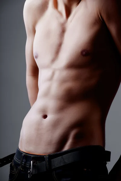 Musculoso joven sexy hombre desnudo en el estudio — Foto de Stock