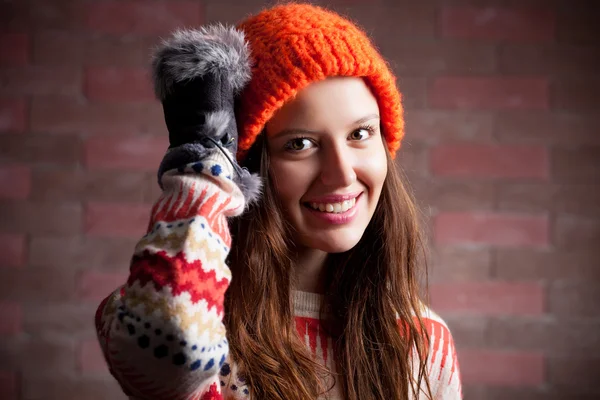 Όμορφη νεαρή κοπέλα σε ένα πουλόβερ και καπάκι χρώμα — Φωτογραφία Αρχείου