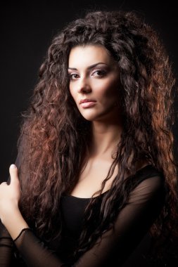 güzel uzun kıvırcık saçlı glamour genç kız portresi
