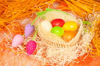 Sepette renkli paskalya yumurtaları