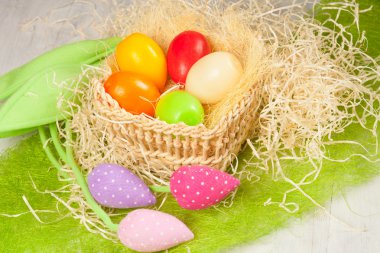 Sepette renkli paskalya yumurtaları