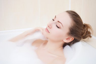 çekici genç güzel kadın banyo