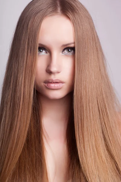 Piękne włosy, portret młodej dziewczyny — Zdjęcie stockowe
