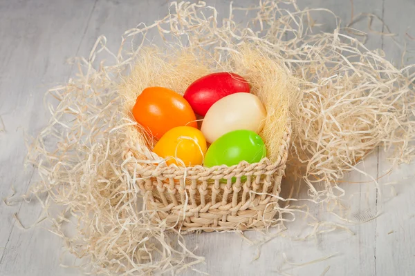 Huevos de Pascua coloridos en la cesta — Foto de Stock