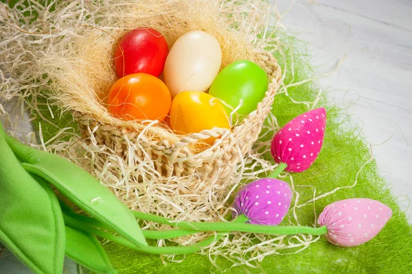 Színes húsvéti tojás a kosárban — Stock Fotó