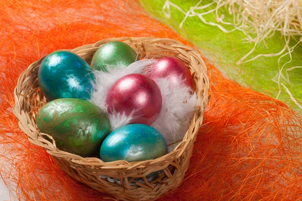 Oeufs de Pâques colorés dans le panier — Photo