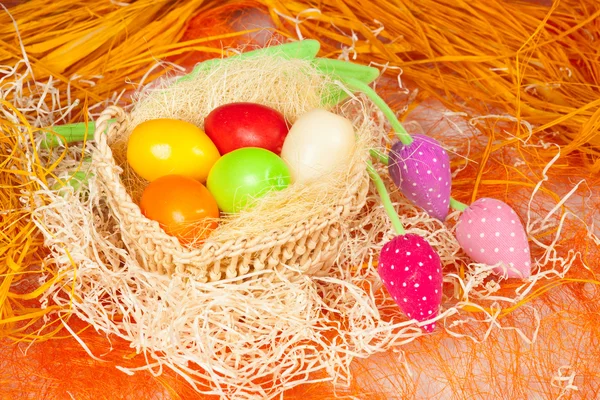 Huevos de Pascua coloridos en la cesta — Foto de Stock