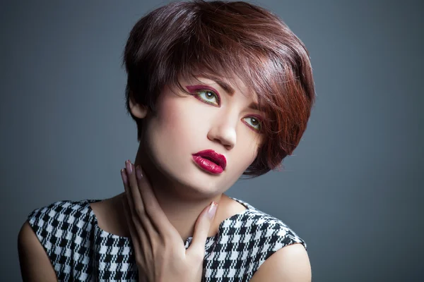 Closeup portrait of glamour young girl with beautiful short hair — Stock Photo, Image