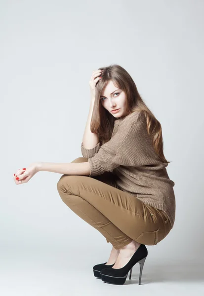 Vacker ung flicka i en tröja — Stockfoto