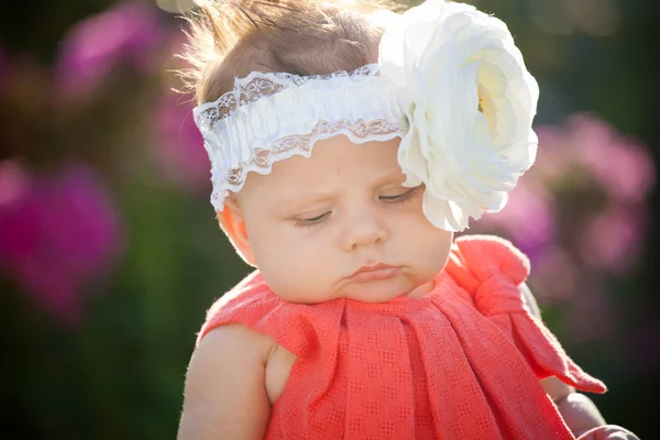 夏公園内の小さな女の赤ちゃん — ストック写真