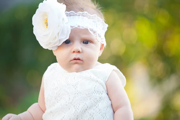 Pequena menina em um parque de verão — Fotografia de Stock