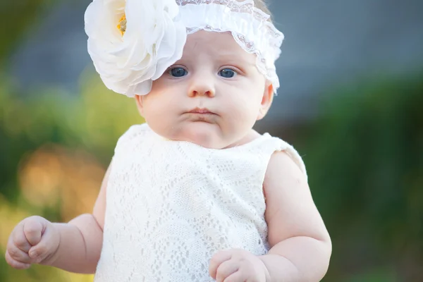 Little baby girl in a summer park — Stock Photo, Image