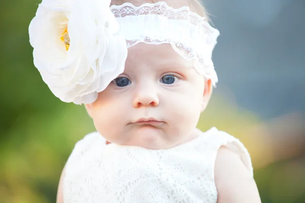 Little baby girl in a summer park — Stock Photo, Image