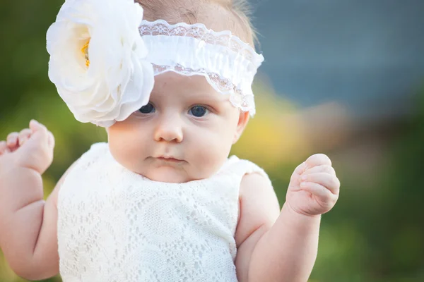 Pequena menina em um parque de verão — Fotografia de Stock