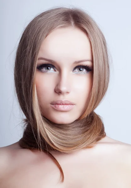 Krásné vlasy, portrét mladé dívky — Stock fotografie