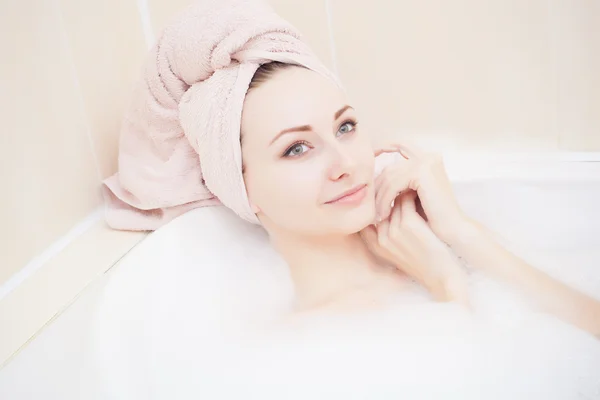 Attraente giovani splendide donne che fanno il bagno — Foto Stock