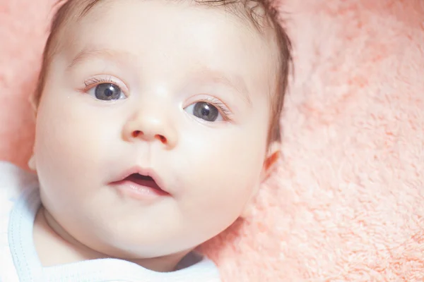Vackra nyfött barn — Stockfoto