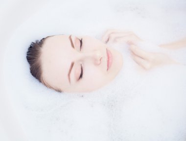çekici genç güzel kadın banyo