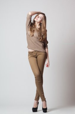 genç kız güzel bir kazak