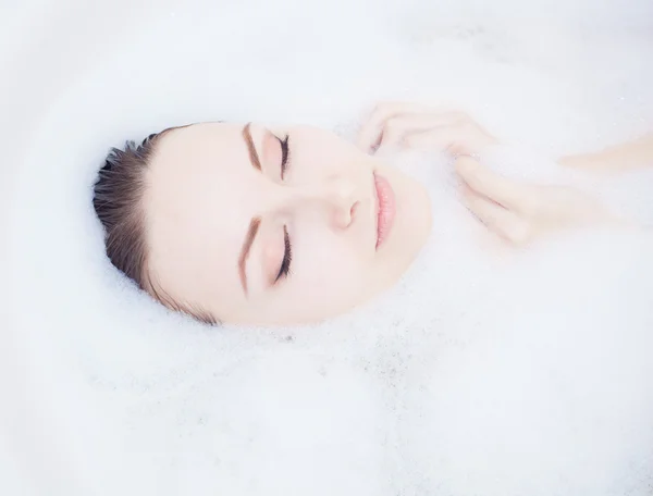 魅力的な若いゴージャスな女性のお風呂 — Stockfoto