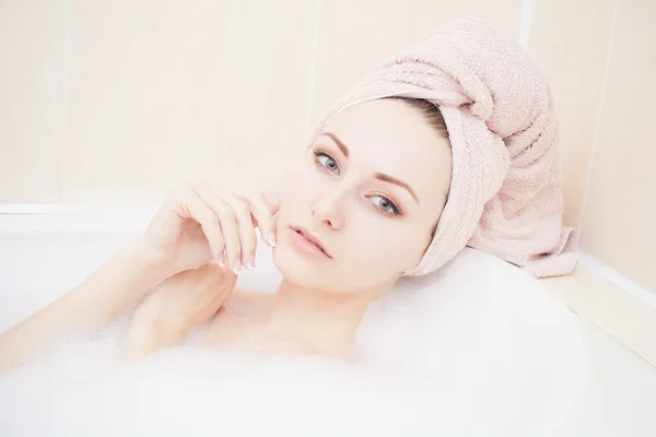 Aantrekkelijke jonge prachtige vrouwen nemen van bad — Stockfoto
