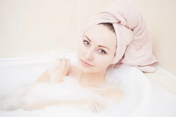 Aantrekkelijke jonge prachtige vrouwen nemen van bad — Stockfoto