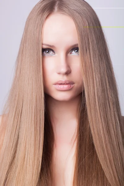 Cabelo bonito, retrato de uma jovem — Fotografia de Stock