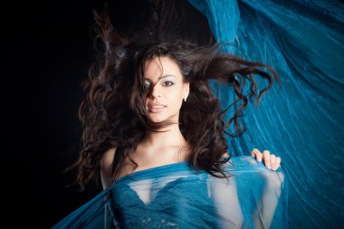 uzun Tekstil ile dans genç kız portresi