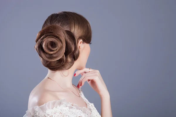 Bela noiva com penteado de moda — Fotografia de Stock