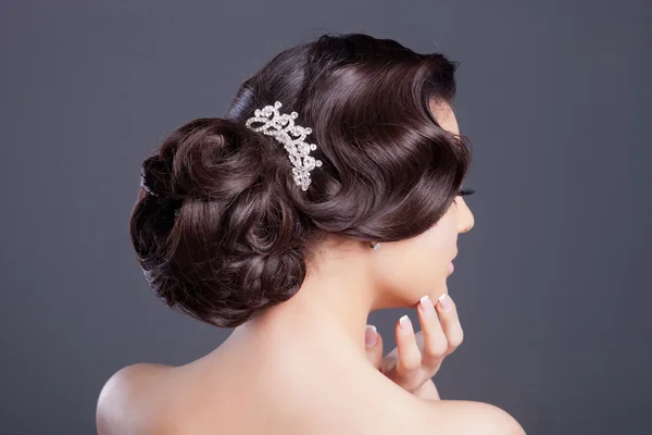 Bela noiva com penteado de moda — Fotografia de Stock