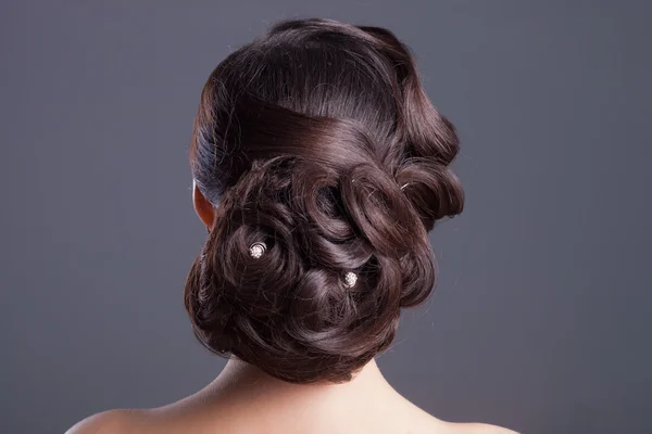 Bela noiva com penteado de moda — Fotografia de Stock