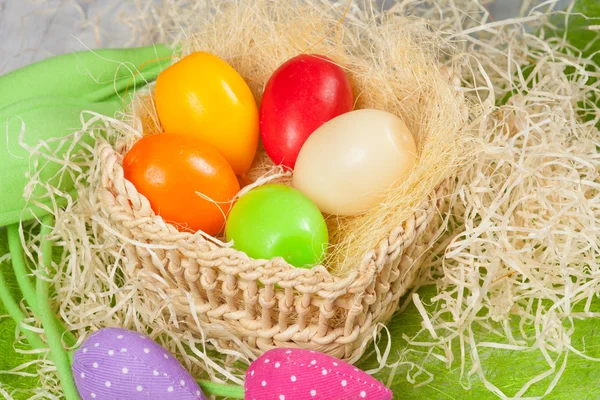 Huevos de Pascua en la cesta —  Fotos de Stock