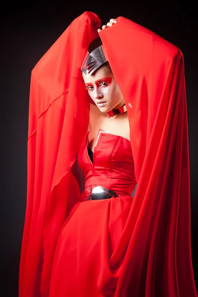 Sexy Frau im flatternden roten Kleid — Stockfoto