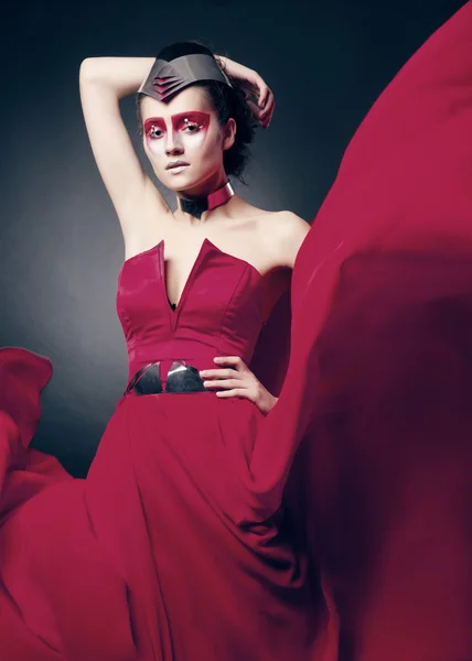 飘飘红色连衣裙的性感女人 — 图库照片