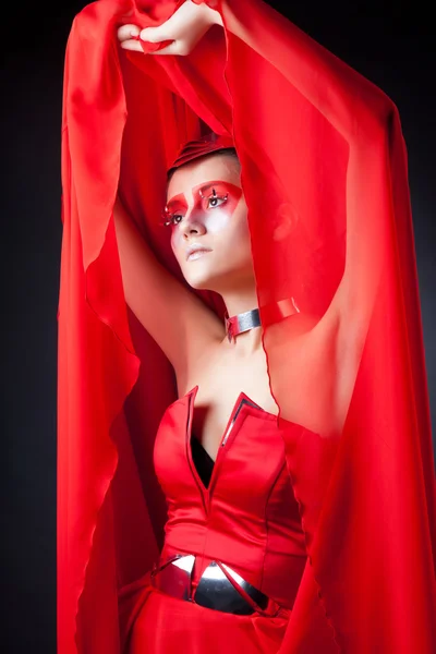 Sexig kvinna i fladdrande röd klänning — Stockfoto
