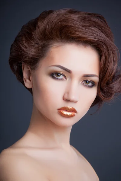 Mode close-up portret van mooie vrouw — Stockfoto