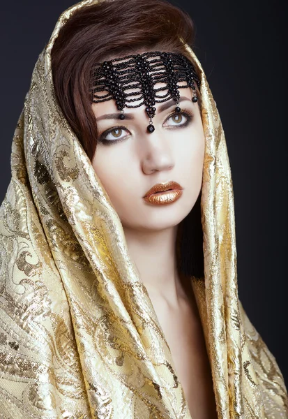 Модна жінка в арабському стилі — стокове фото