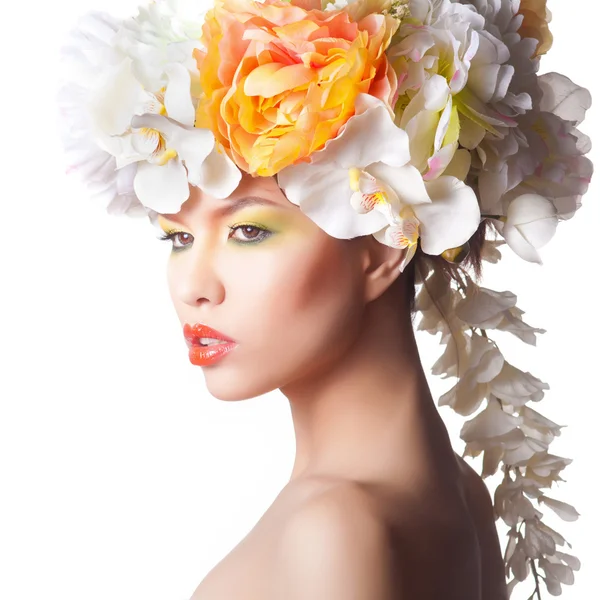 Mujer hermosa y de moda con corona de flores —  Fotos de Stock